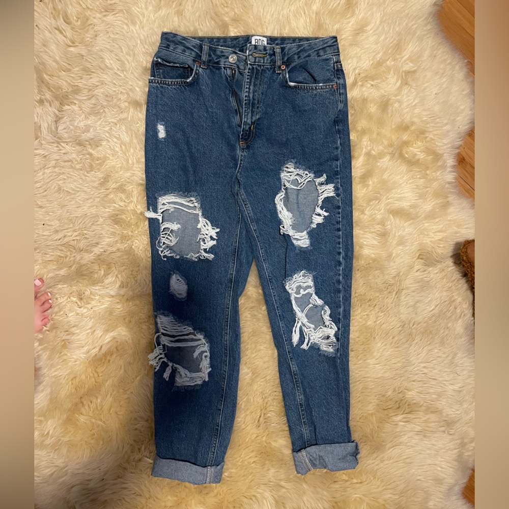 BDG mom high rise jeans. Size 28